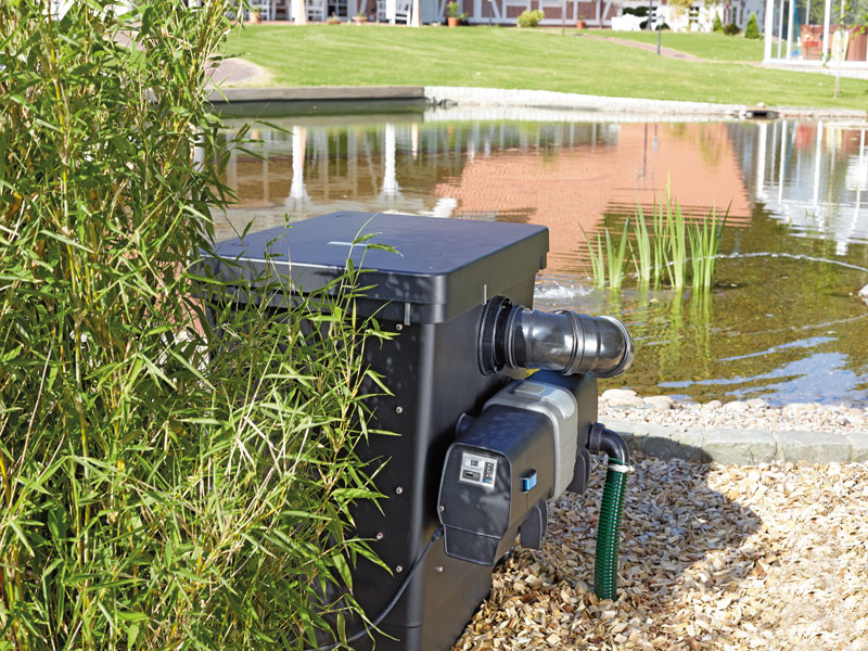 Filtertopf mit angeschlossenem Bitron ECO 240 W an einem Teich