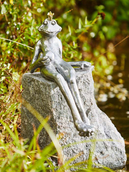 alu-figur-froschkoenig Alu-Figur Froschkönig Gunter auf Granitstele (88765alu.4)