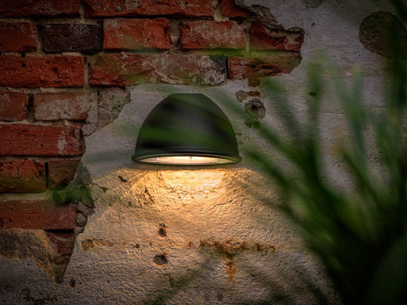 Wandleuchte Boaz an Steinwand montiert