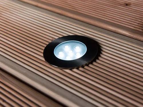 Einbauleuchte Brevus verbaut Einbauleuchte Brevus von GardenLights eingebaut in Holzterrasse