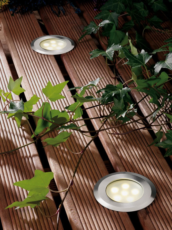 Leuchte Sirius in Warmweiss von Gardenlights auf Holzpaneele neben einer Efeu-Pflanze