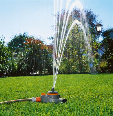 leise-und-handhabungsfreundlich GARDENA Comfort Teil- und Vollkreisregner Tango im Einsatz