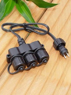 3-fach Kabelverteiler auf einer Holzdiele