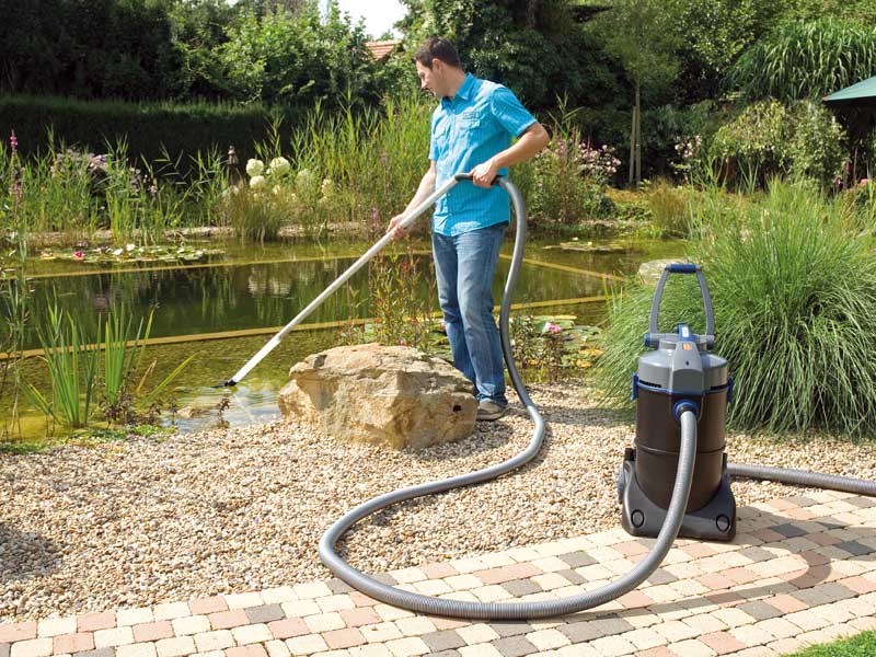 PondoVac 4 im Einsatz am Teichrand
