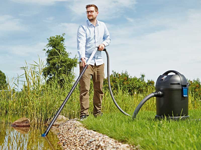 PondoVac Classic bei der Nutzung an einem Teich