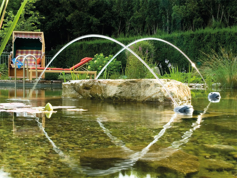 Wasserspiel Water Jet Lightning in einem Schwimmteich