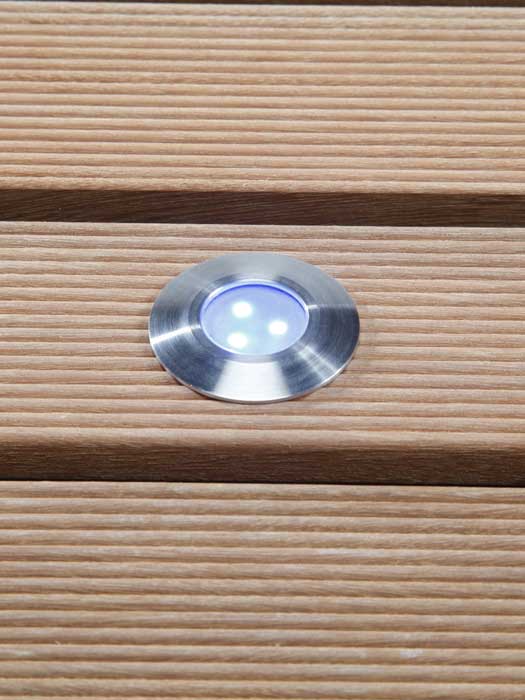Einbauleuchte Alpha Blue auf Holzterrasse Einbauleuchte Alpha Blue auf Terrasse mit Holzbelag