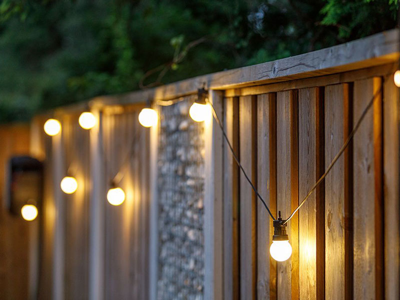 Lichterkette Partylights an einem Holzzaun aufgehaengt