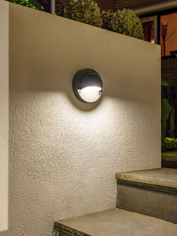 Wandleuchte Deimos an Wand neben Treppen montiert