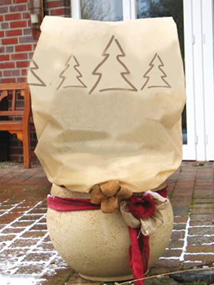 vlieshaube_tanne_deko_80496_0 Winterschutz-Vlieshaube "Tannenbäume" (Art.Nr. Vi28433)