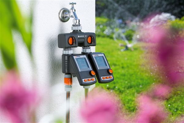 2-anschlusse-an-einem-wasserhahn GARDENA 2-Wege-Verteiler (Art.Nr. 870658)