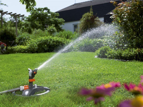 GARDENA Premium Impuls-, Kreis- und Sektorenregner mit Schlitten im Einsatz