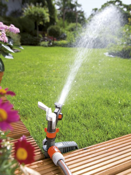 GARDENA Premium Impuls-, Kreis- und Sektorenregner mit Spike im Einsatz
